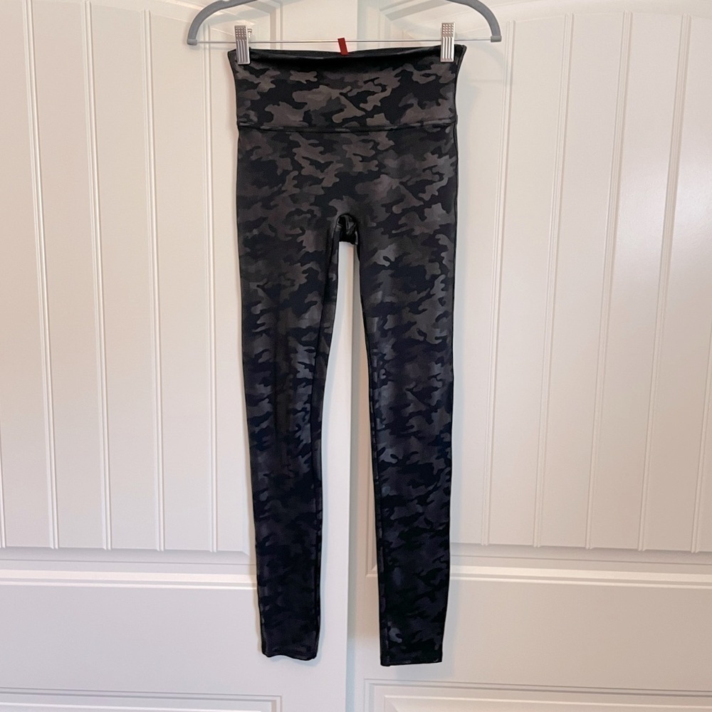 Spanx black faux leather high rise camo print leggings size small